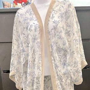 ✨NWT✨ BCBGeneration Floral Kimono Cover Up